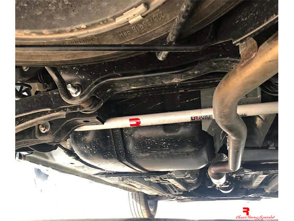 Ultra Racing - 2pt Rear Lower Brace - 2014-2020 Mitsubishi Outlander (GF) - UR-RL2-3701