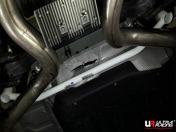 Ultra Racing - 2pt Rear Lower Brace - MERCEDES-BENZ C 43/63 AMG (W205/C205) 2015-2019 - UR-RL2-3884