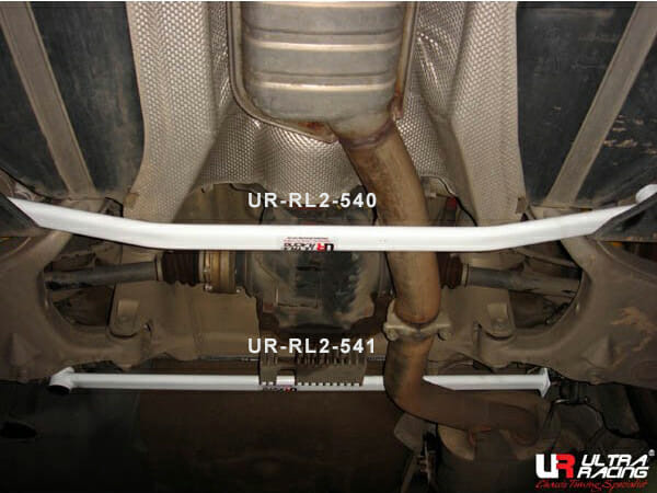 Ultra Racing - 2pt Rear Lower Brace - 2004-2010 BMW M5 - UR-RL2-541