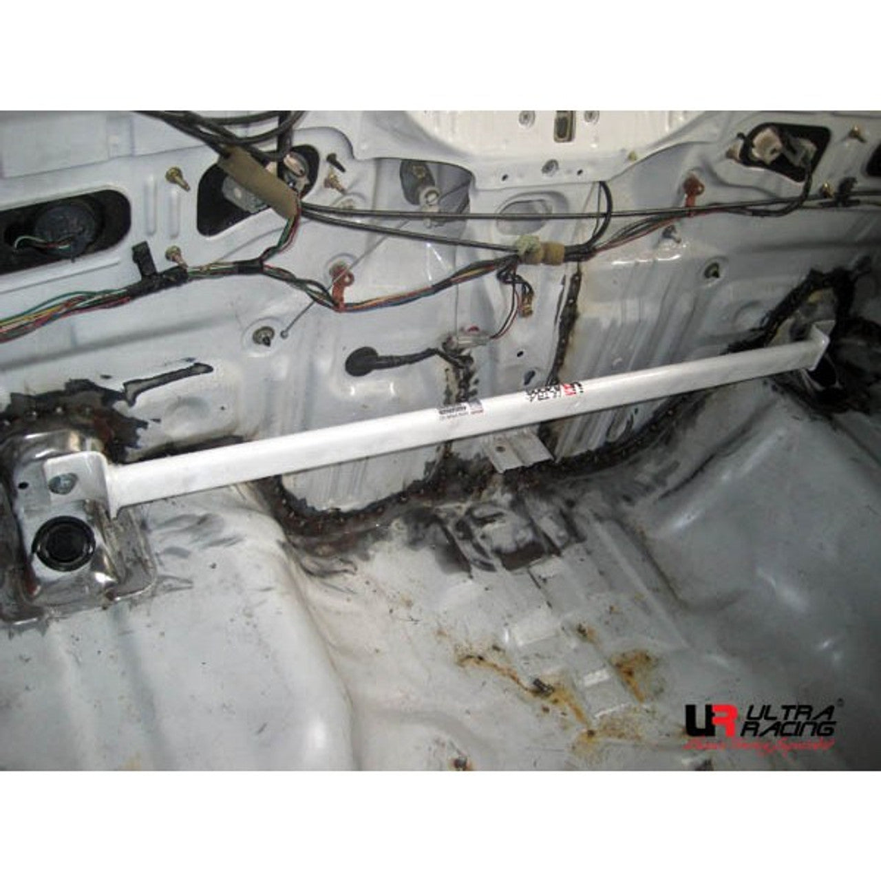 Ultra Racing - 2pt Rear Strut Brace - Acura INTEGRA (DC2) 1994-2001 - UR-RE2-1001