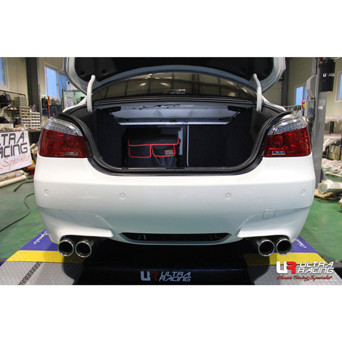 Ultra Racing - 2pt Rear Strut Brace - BMW 5 SERIES M5 (E60) 2003-2010