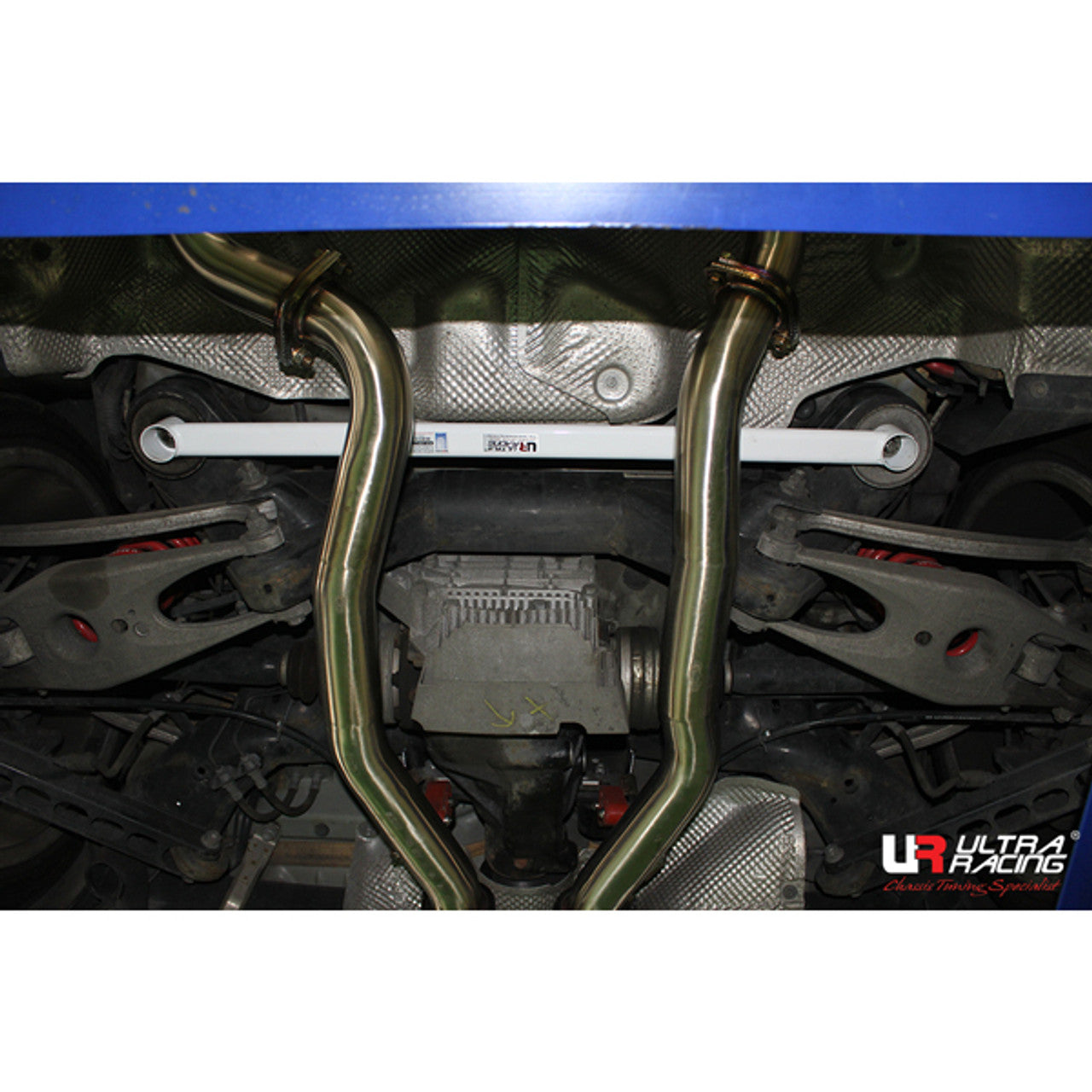 Ultra Racing - 2pt Rear Lower Brace - 2007-2013 BMW M3 - UR-RL2-1048