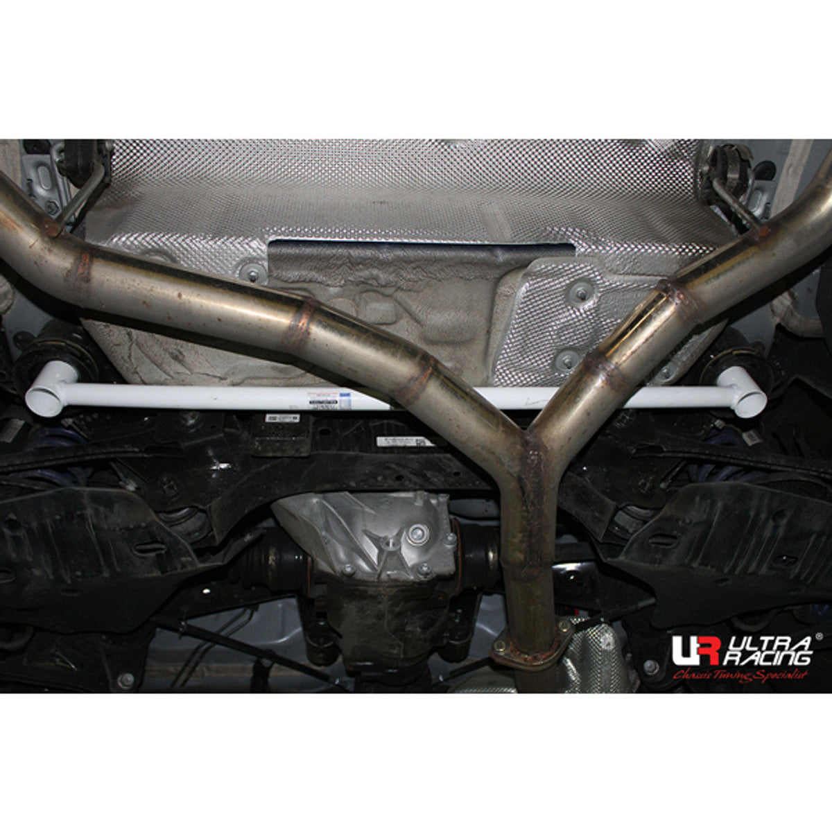 Ultra Racing - 2pt Rear Lower Brace - BMW 2 SERIES (F22 COUPE) 2014-2019 - UR-RL2-2525